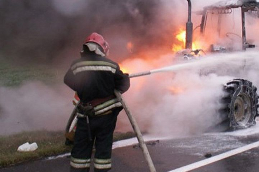 Под Волгоградом сгорели трактор, косилка и прицеп