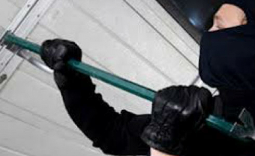 На юге Волгограда работник «Каустика» ограбил киоск