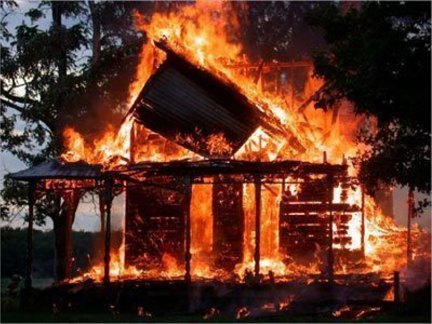 Под Волгоградом в собственном доме сгорели отец и сын
