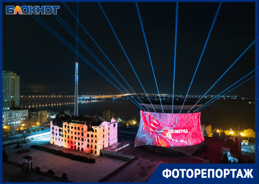 Завораживающий свет праздничной инсталляции осветил музей-панораму и руины в центре Волгограда