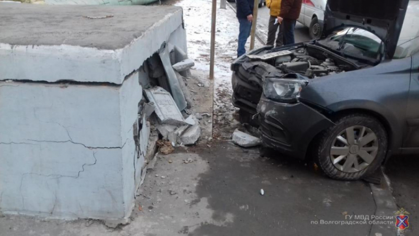 В Волжском «Лада Гранта» врезалась в «Приору» и коллектор: ранены две женщины