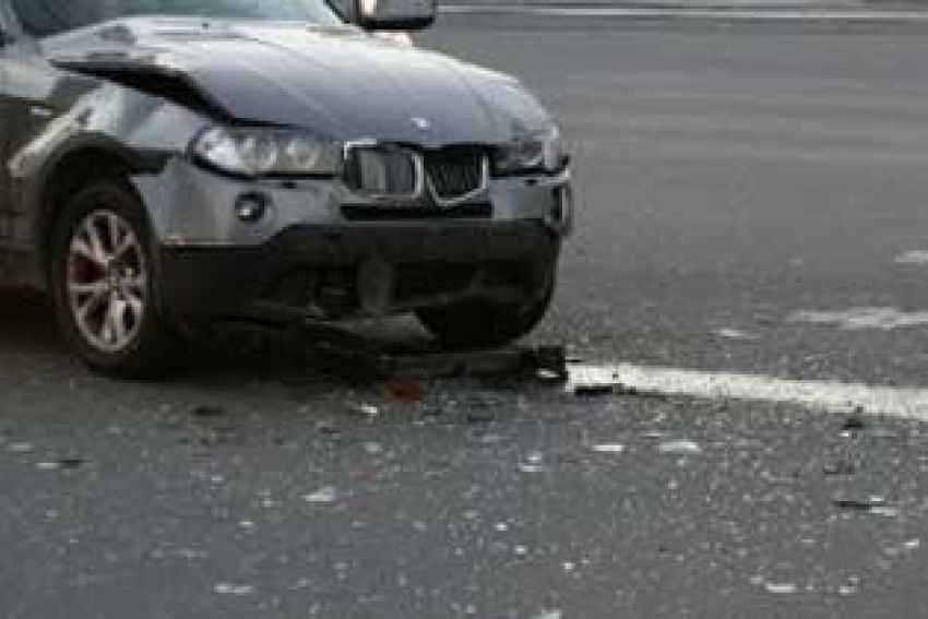 На юге Волгограда водитель на BMW X5 насмерть сбил 76-летнюю женщину