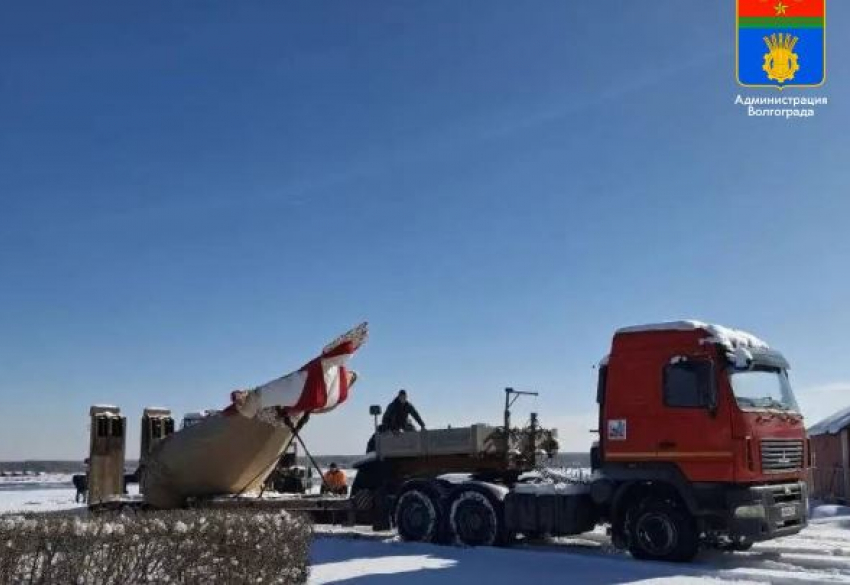 Монтировать 10-метровое чучело Масленицы начали в Волгограде