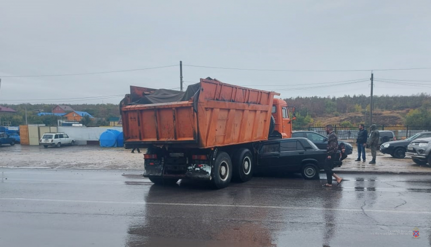 КамАЗ протаранил легковушку в Волгограде: двое в больнице