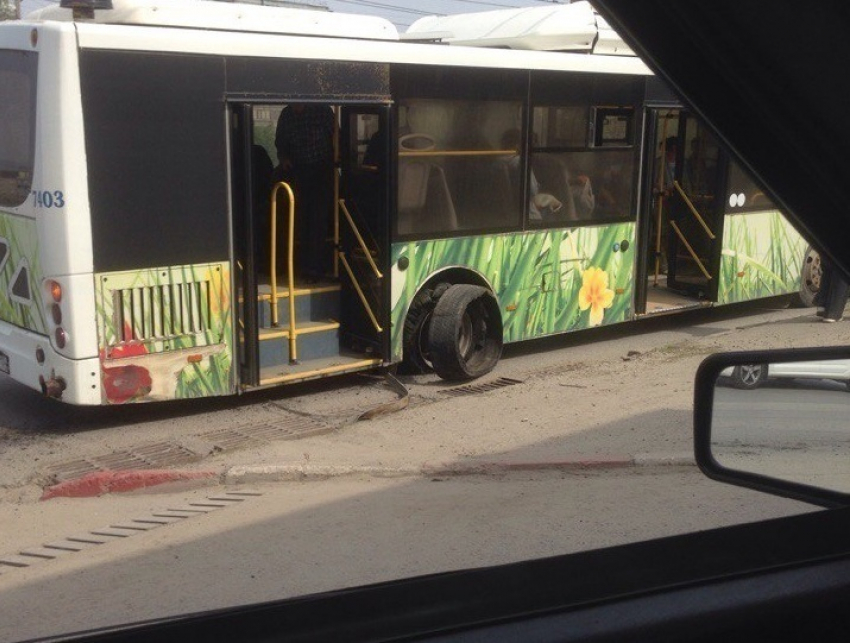Автобус № 77 потерял колесо на западе Волгограда 