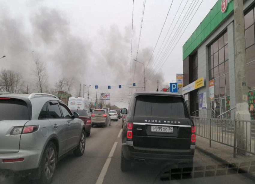 Крупная пробка заблокировала проезд к горящему Качинскому рынку в Волгограде
