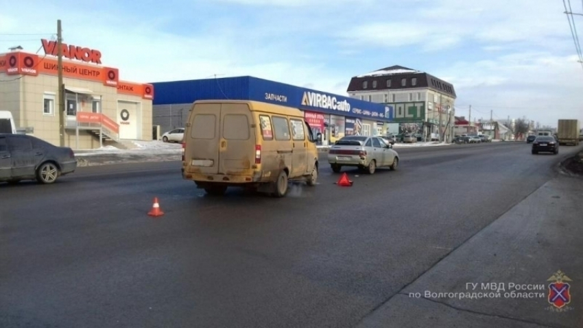 Маршрутчик протаранил ВАЗ-2112 в Волгограде: 1 человек в больнице 