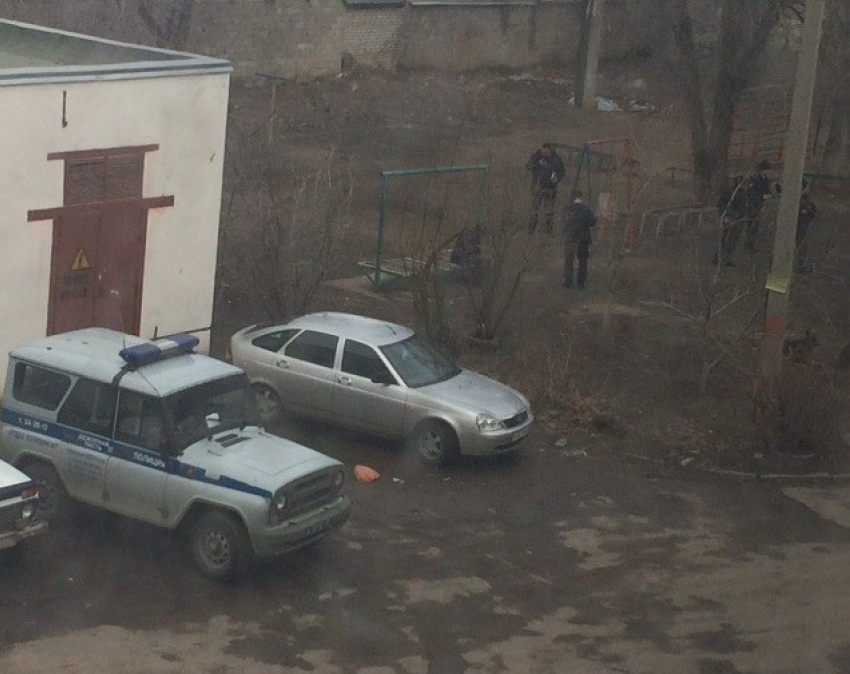 35-летний волжанин сидел в подъезде с боевой гранатой: мужчина задержан