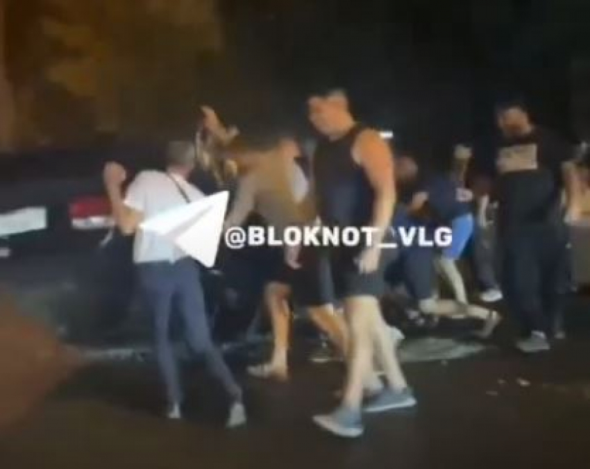 Прохожие дружно бросились на помощь перевернутому BMW на юге Волгограда — видео 