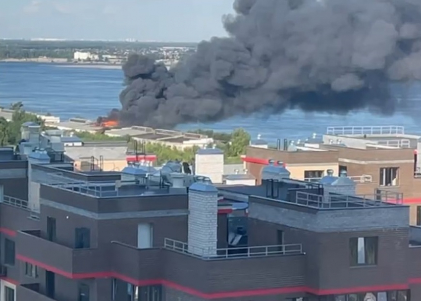 Сильный пожар в бывшем речпорту перепугал жителей Волгограда: видео