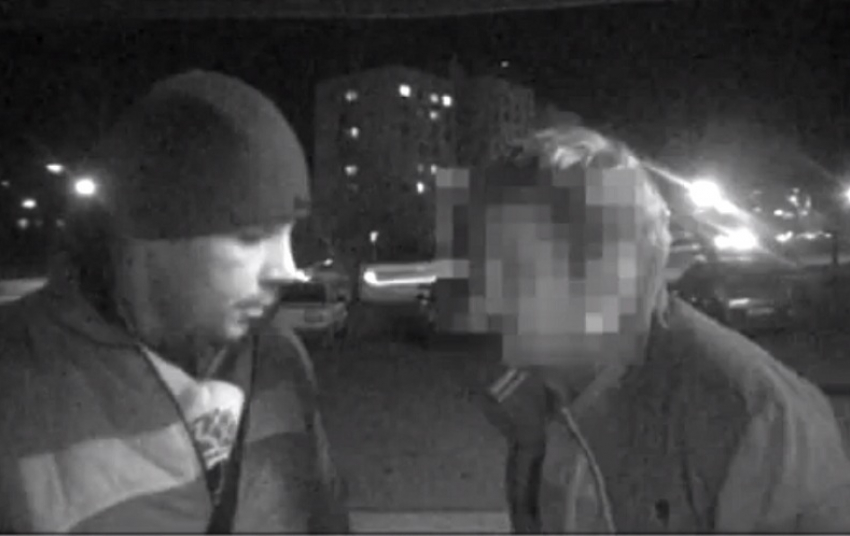 Видео: в городе-спутнике Волгограда грабитель снимает с банкомата 125 тысяч чужих рублей