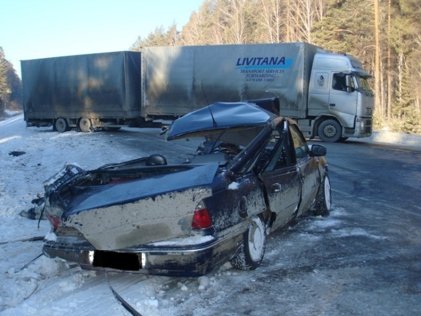 Под Волгоградом водитель BMW спровоцировал тройное ДТП: 2 пострадали