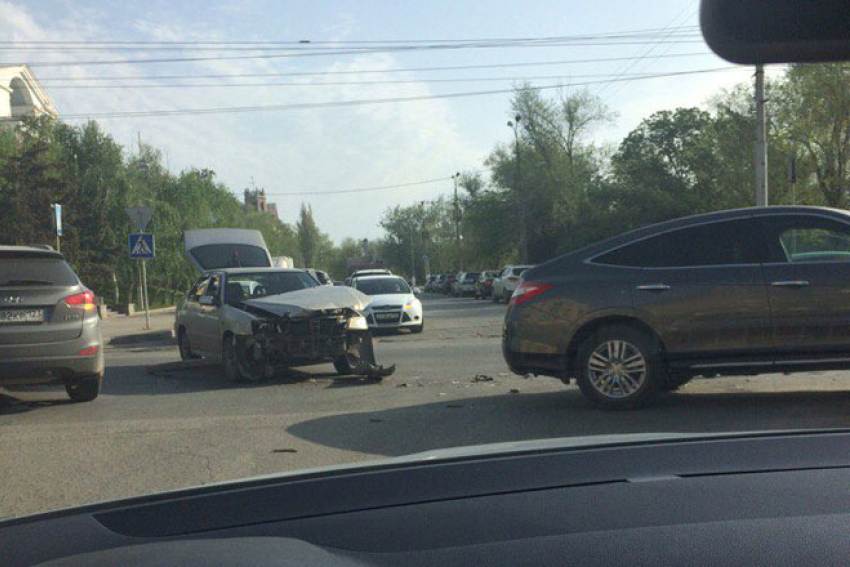 ДТП парализовало проспект Металлургов на севере Волгограда