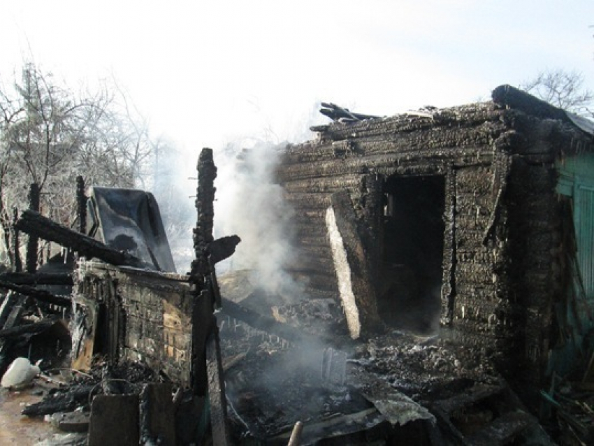 Под Волгоградом в пожаре погибли 3 человека