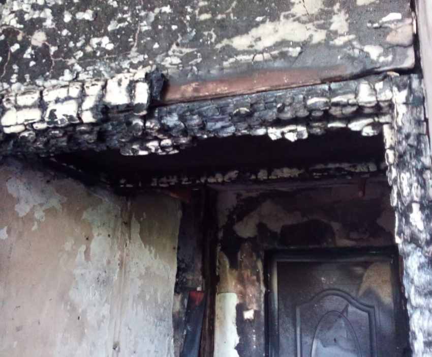 Одинокой бабушке из Волжского выделили 53 тысячи на восстановление сгоревшей квартиры 