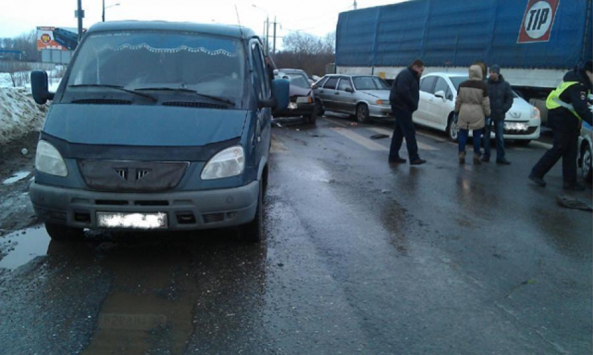 Четыре автомобиля столкнулись под Волгоградом: есть пострадавшие 