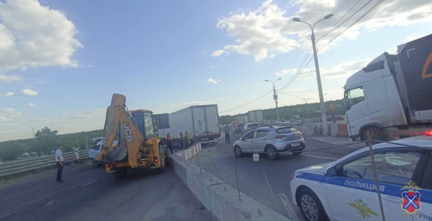ДТП с шестью машинами вызвало адскую пробку в Волгограде 