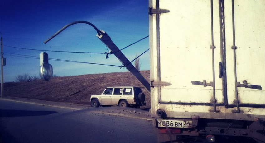 В Волгограде грузовая «Газель» снесла столб на Второй Продольной