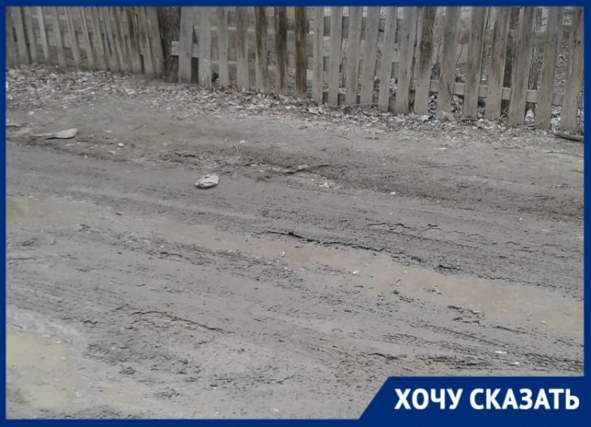 Утопать в грязи приходится жителям двора в Тракторозаводском районе Волгограда