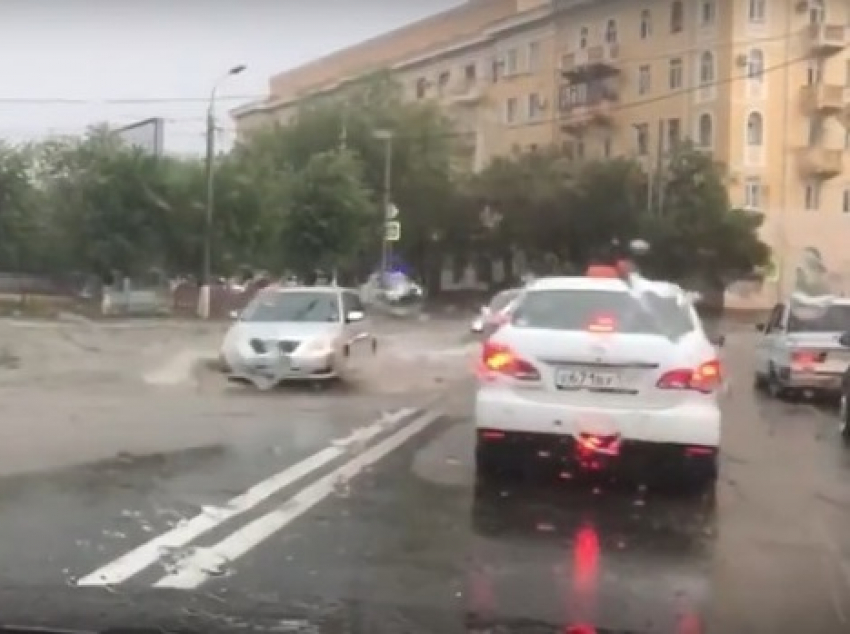 В Волгограде затопило дорогу к ГУВД региона
