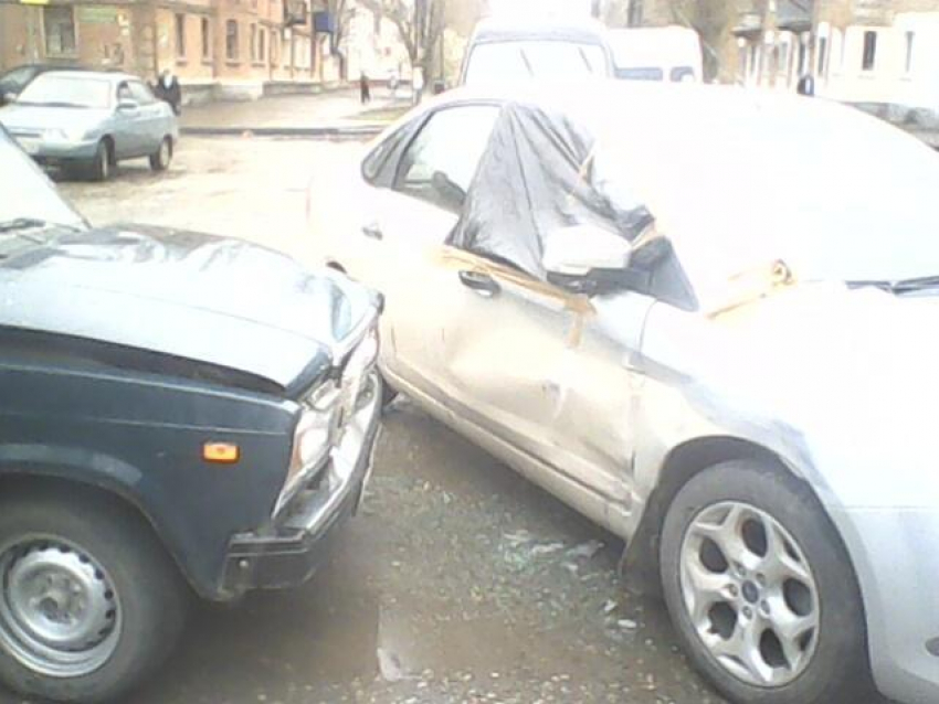 В Волгограде бизнес-леди на «Форде» врезалась в «семерку»