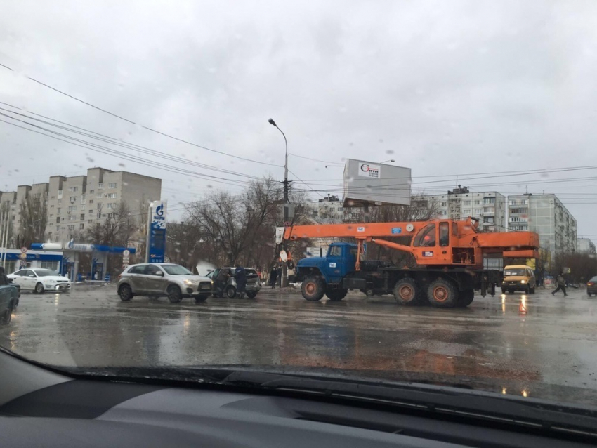 В Волгограде автокран протаранил два автомобиля