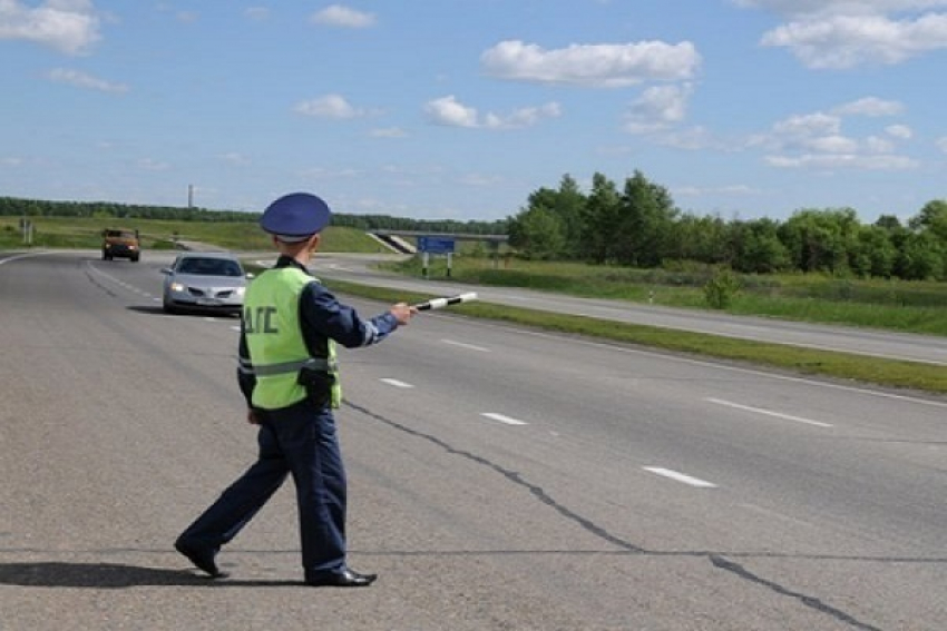 Под Волгоградом иностранец-нелегал предлагал инспектору ДПС взятку в 10 тысяч рублей