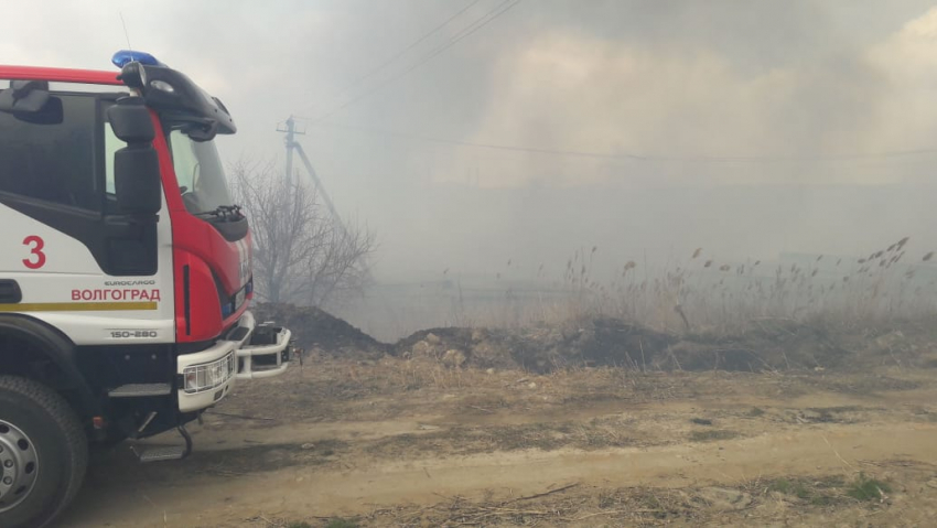 На видео попала полыхающая балка в Дзержинском районе Волгограда