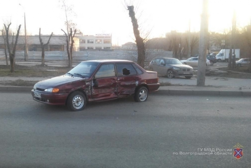 В Волгограде таксист врезался в Hyundai: пострадал 9-летний мальчик