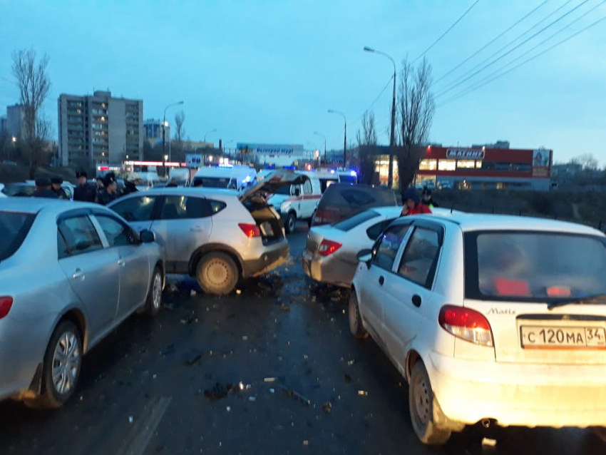 Дикую пробку в Центральном районе Волгограда устроило ДТП из шести машин