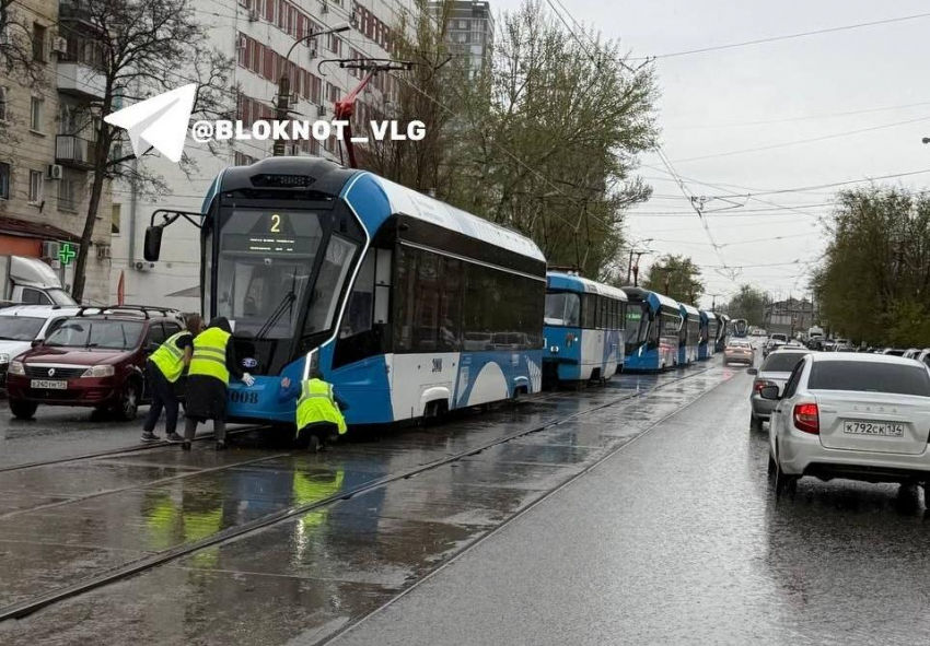Трамваи встали в ряд на Ангарском в Волгограде 