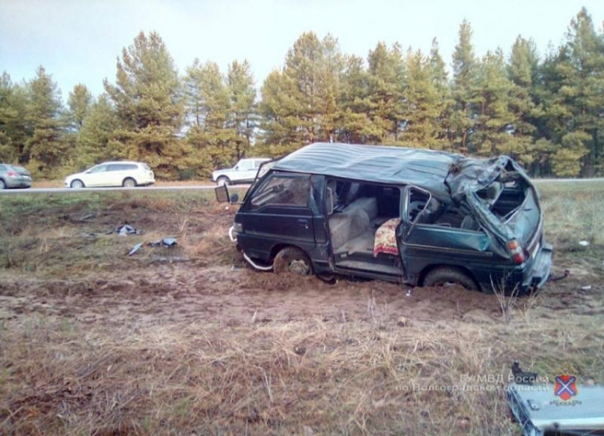 Перевернулся минивэн с пассажирами на трассе в Волгоградской области