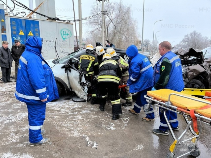 Двое волгоградцев оказались заблокированными в разбитой машине после жесткого ДТП 