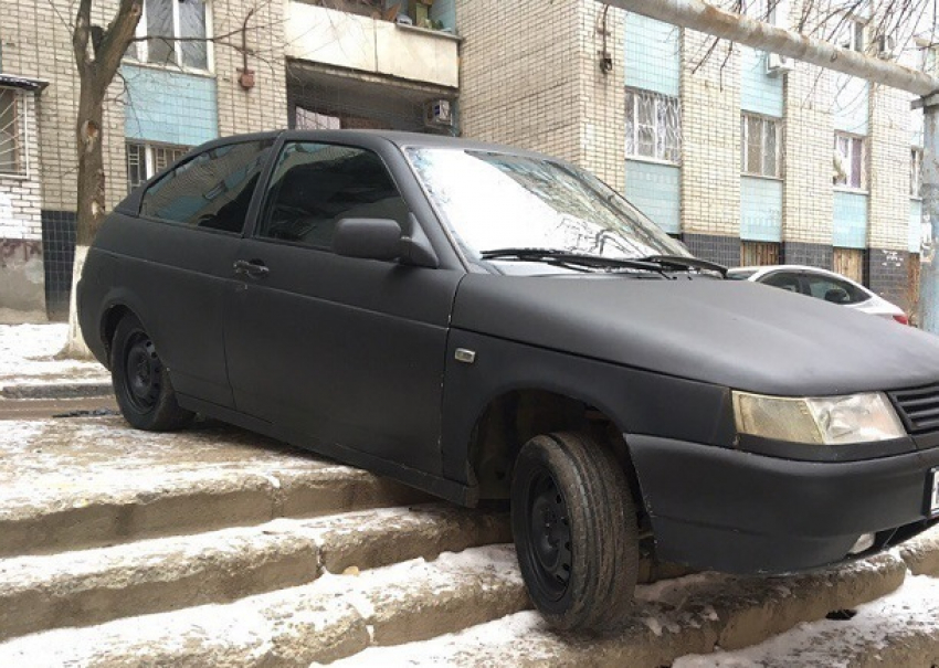 Водитель ВАЗа заехал на ступеньки жилого подъезда в Волгограде