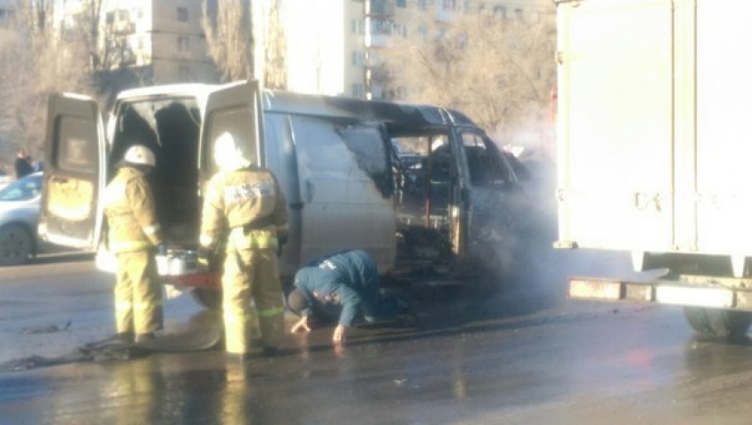 В Волгограде маршрутка сгорела после столкновения с грузовиком