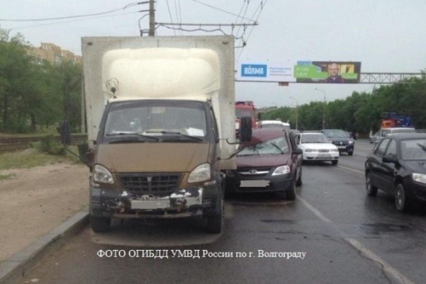 В Волгограде пенсионер на «Ладе» врезался в припаркованную «ГАЗель»