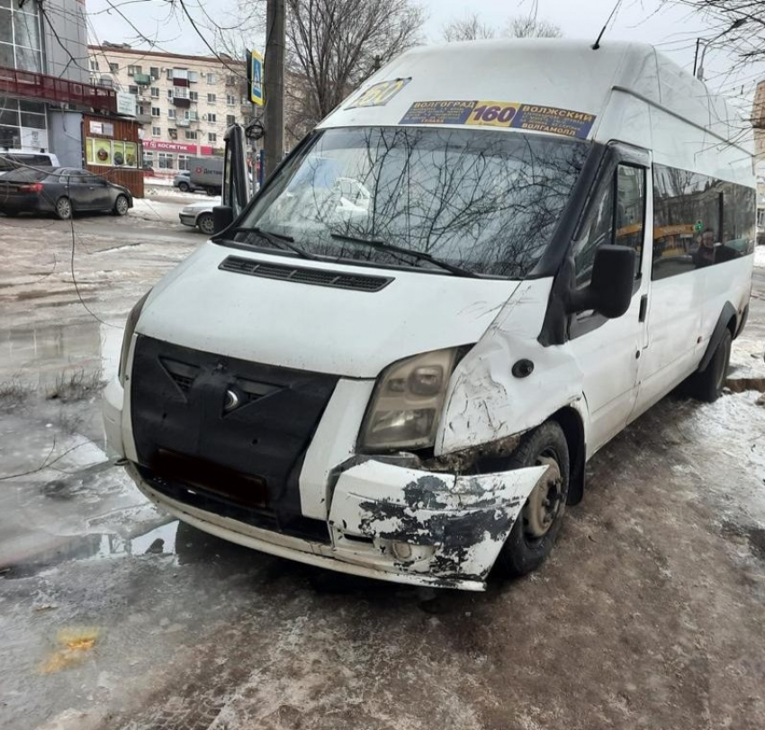 Маршрутка №160 вылетела на тротуар в центре Волгограда