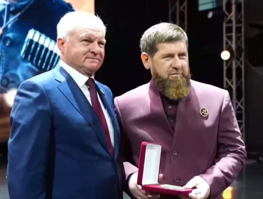 Волгоградский депутат вручил медаль Рамзану Кадырову