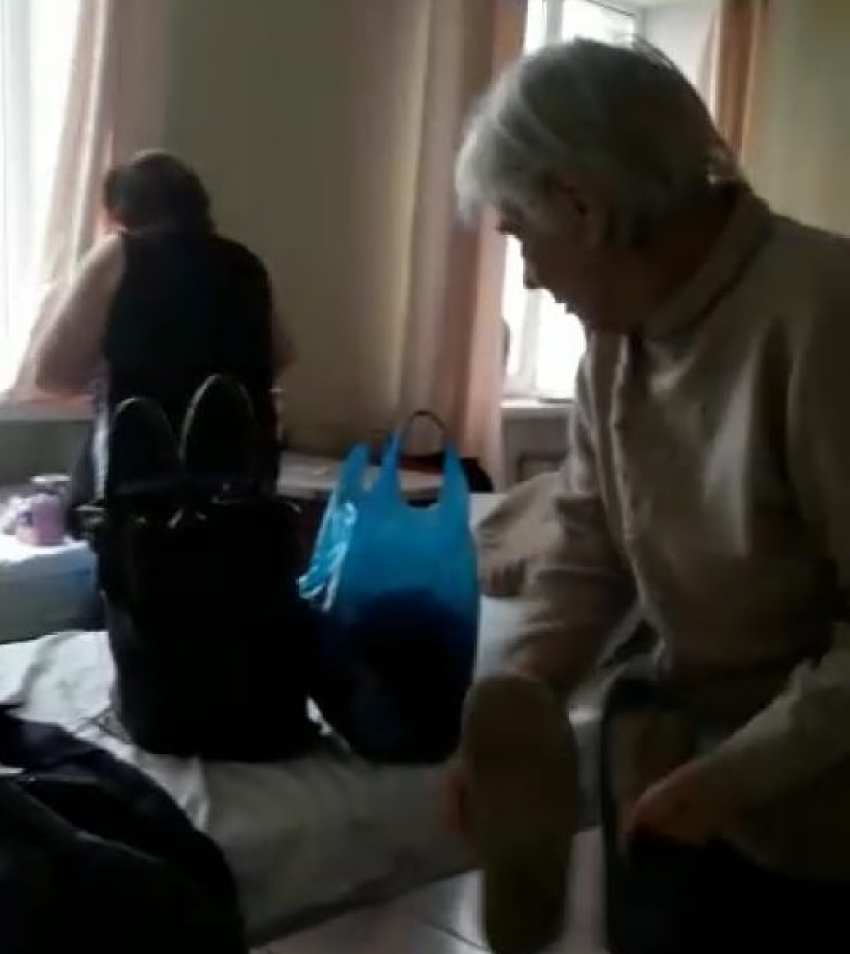 Пациенты собирают вещи: их отправляют домой из больницы РЖД в Ворошиловском районе