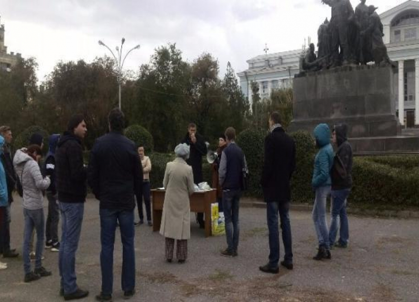 На митинг в защиту поймы Царицы пришло всего девять человек