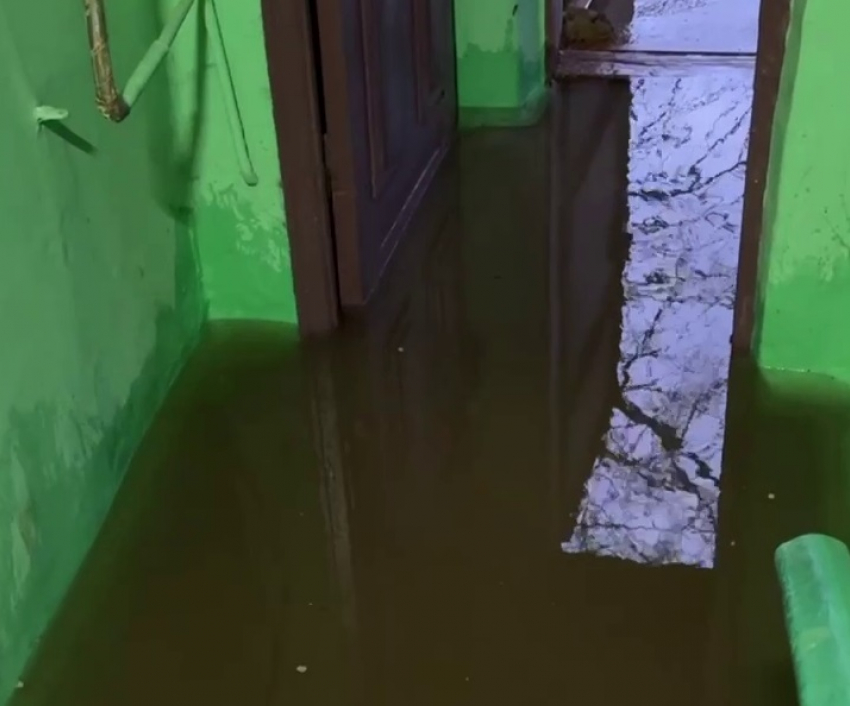 «Будем выходить в болотниках»: коммунальная авария затопила подъезд в Волгограде