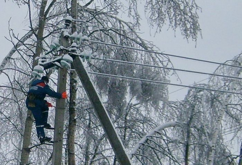 Электроснабжение полностью восстановлено в двух районах Волгоградской области