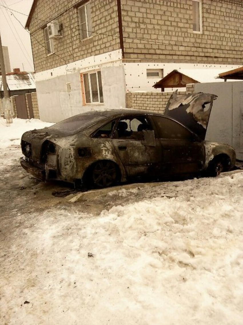 В Волгограде злоумышленники подожгли автомобиль Audi A6