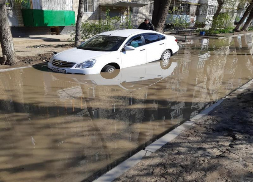  Жители дома в центре Волгограда устали от лужи-моря в собственном дворе