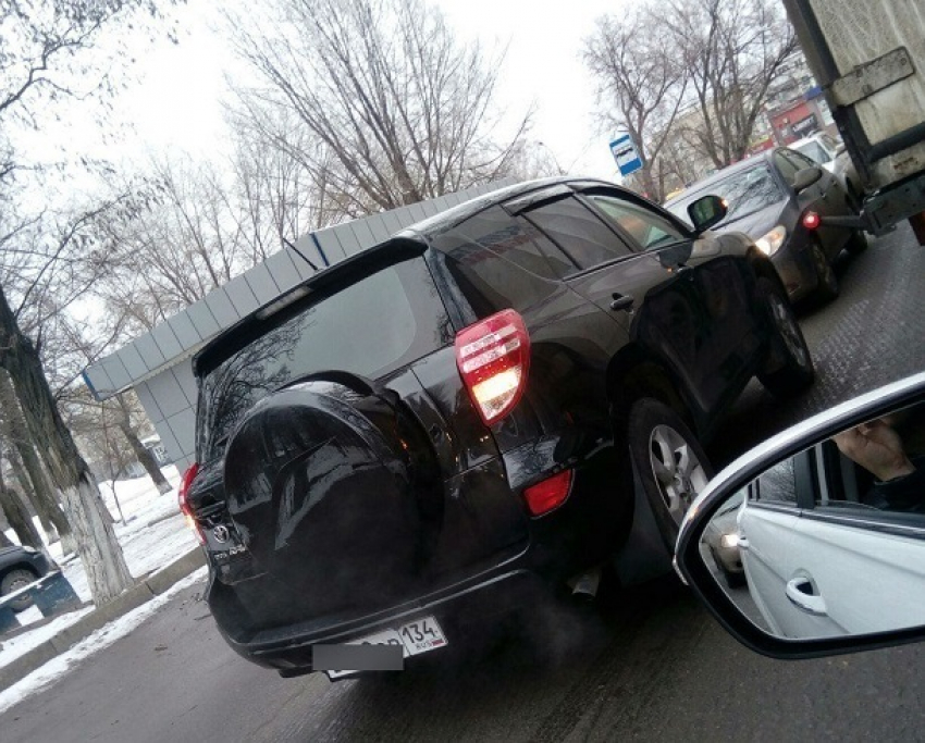 В Волгограде водитель крутого внедорожника поставил свою машину посреди дороги на «встречке"