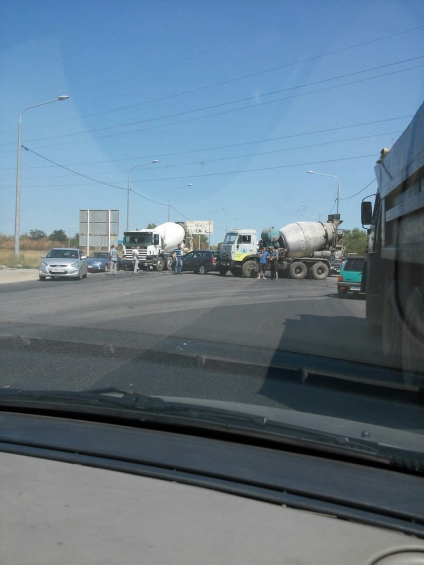 В Волгограде тройное ДТП парализовало движение на третьей Продольной