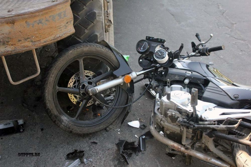 Под Волгоградом 25-летний мотоциклист погиб, столкнувшись с грузовиком