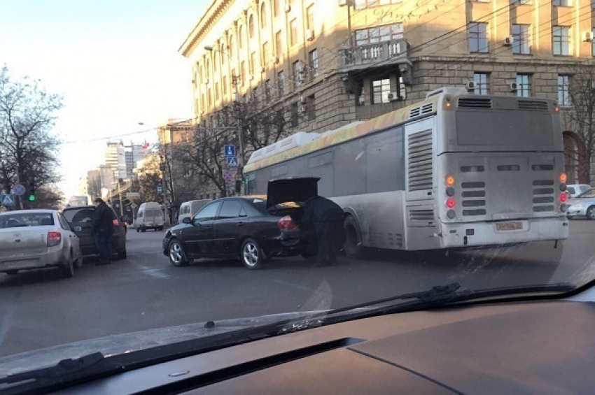 Массовое ДТП с участием нового автобуса произошло в центре Волгограда