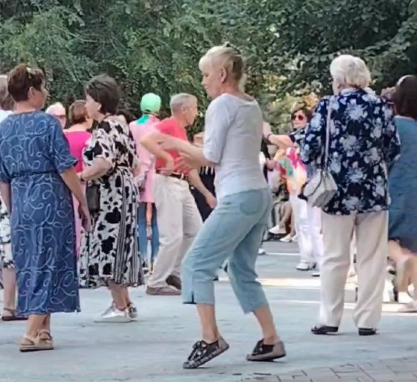 Блондинка приковала взгляды эффектным танцем как на шарнирах в центре Волгограда