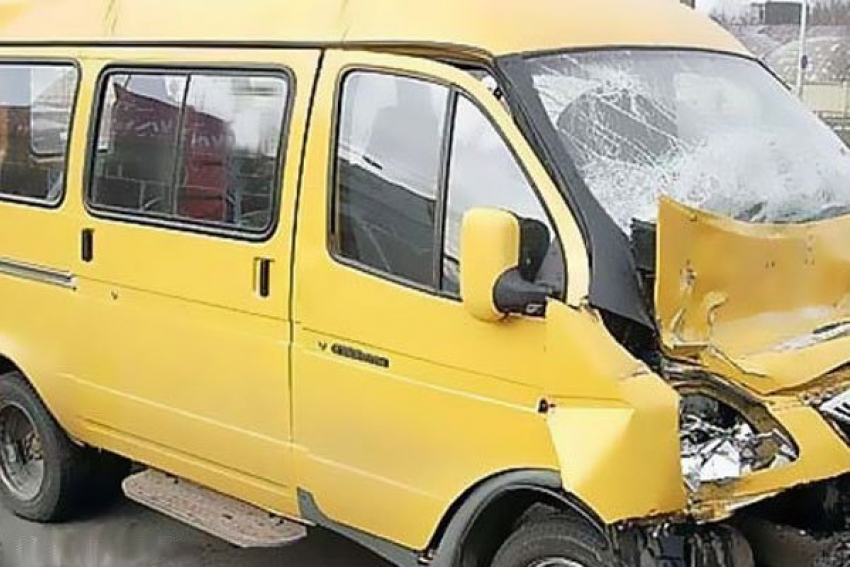 Две маршрутки столкнулись в Волгограде: четыре человека пострадали